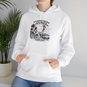 Hoodie Pelícano Taíno con paisaje tropical inspirado en Puerto Rico
